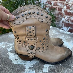 VINCE CAMUTO Distressed Leather MID-CALF Boot w Stud Detailing Sz 9B Madalissa